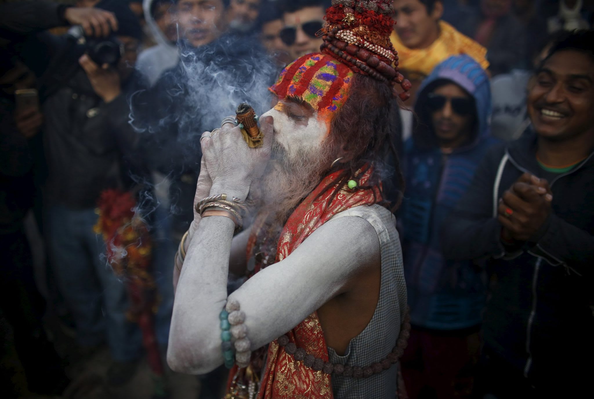 sadhu menggunakan ganja